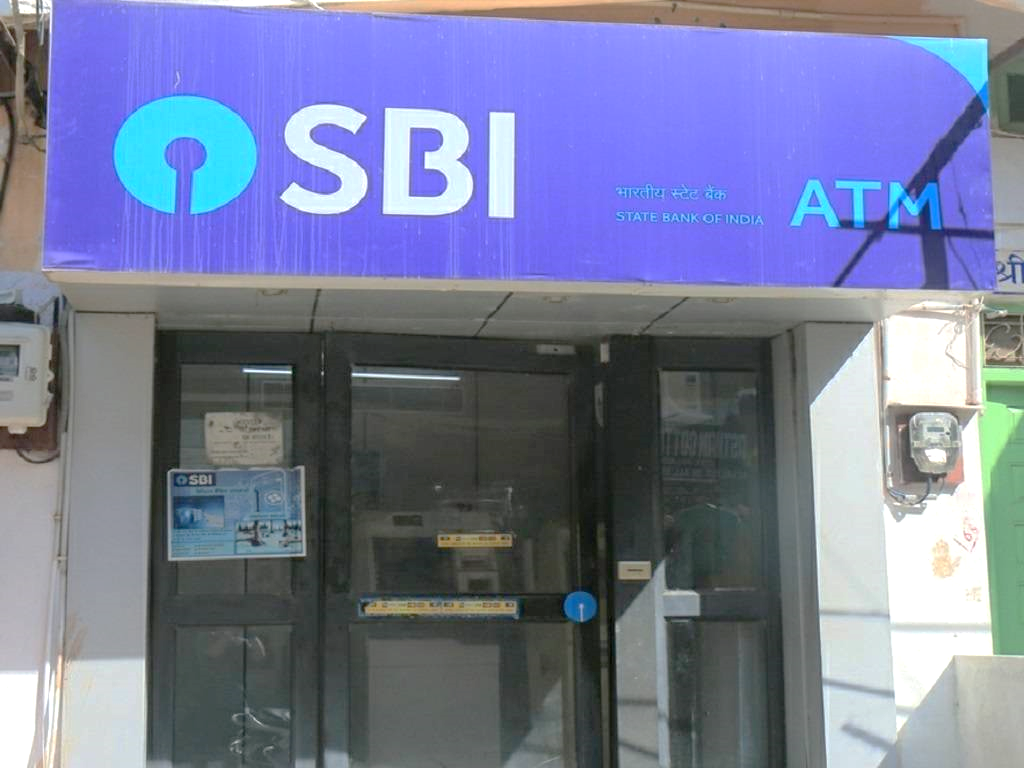 ATM rule change: बदलने वाला है ये नियम, SBI में है आपका भी अकाउंट तो हो जाएं अलर्ट 2 ATM rule change: बदलने वाला है ये नियम, SBI में है आपका भी अकाउंट तो हो जाएं अलर्ट